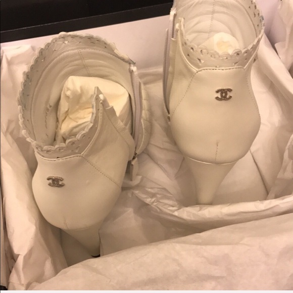 Winter white Chanel Quilted booties - Picture 5 of 6